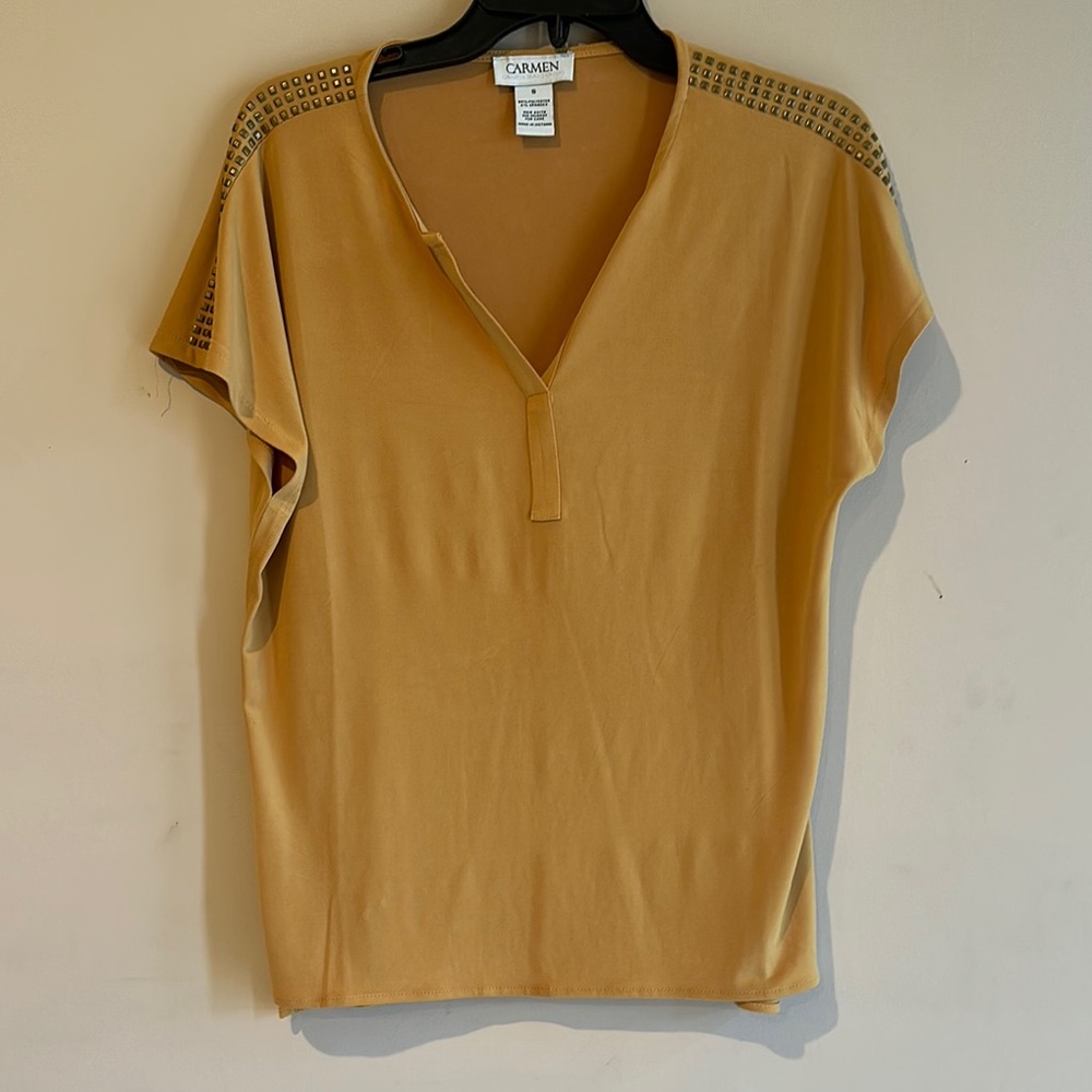Carmen Marc Valvo Tan Fitted Buttoned Polo Blouse